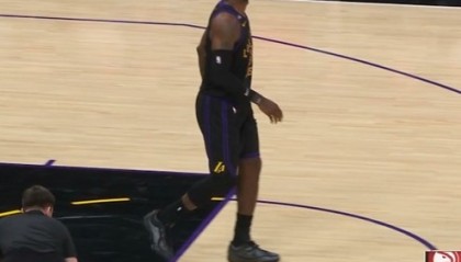 老将不容易啊！詹姆斯上篮落地右脚不适 一瘸一拐仍在坚持