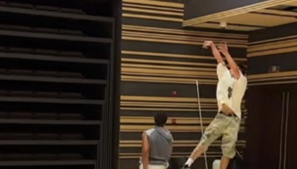 只能三次运球！吴泽加冕和美国知名训练师德文打了一个半小时单挑