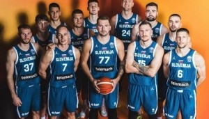 止步八强！东契奇社媒晒全队合影：尽力了！为你们感到骄傲❤️