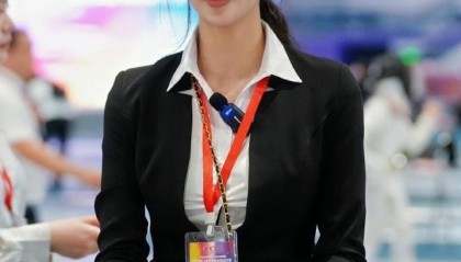 BetVictor伟德-网红击剑运动员秦雪执裁青少年比赛，职业装亮相长腿吸睛